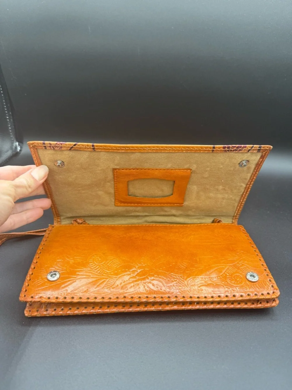 NWOT- Unique Handcrafted Tan Leather purse with Embossed Bird Motif - New - Picture 3 of 6